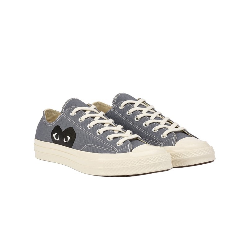 converse x comme des garçons basses de couleur gris vue de la paire du coté droit